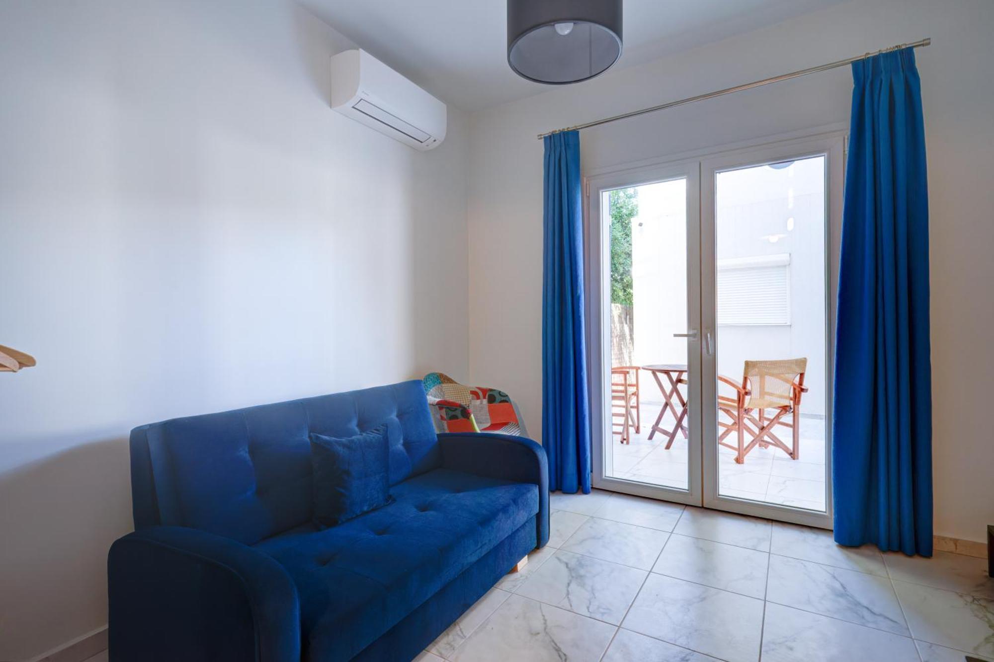 Molos Beachfront Apartments In دياكوبتو الغرفة الصورة
