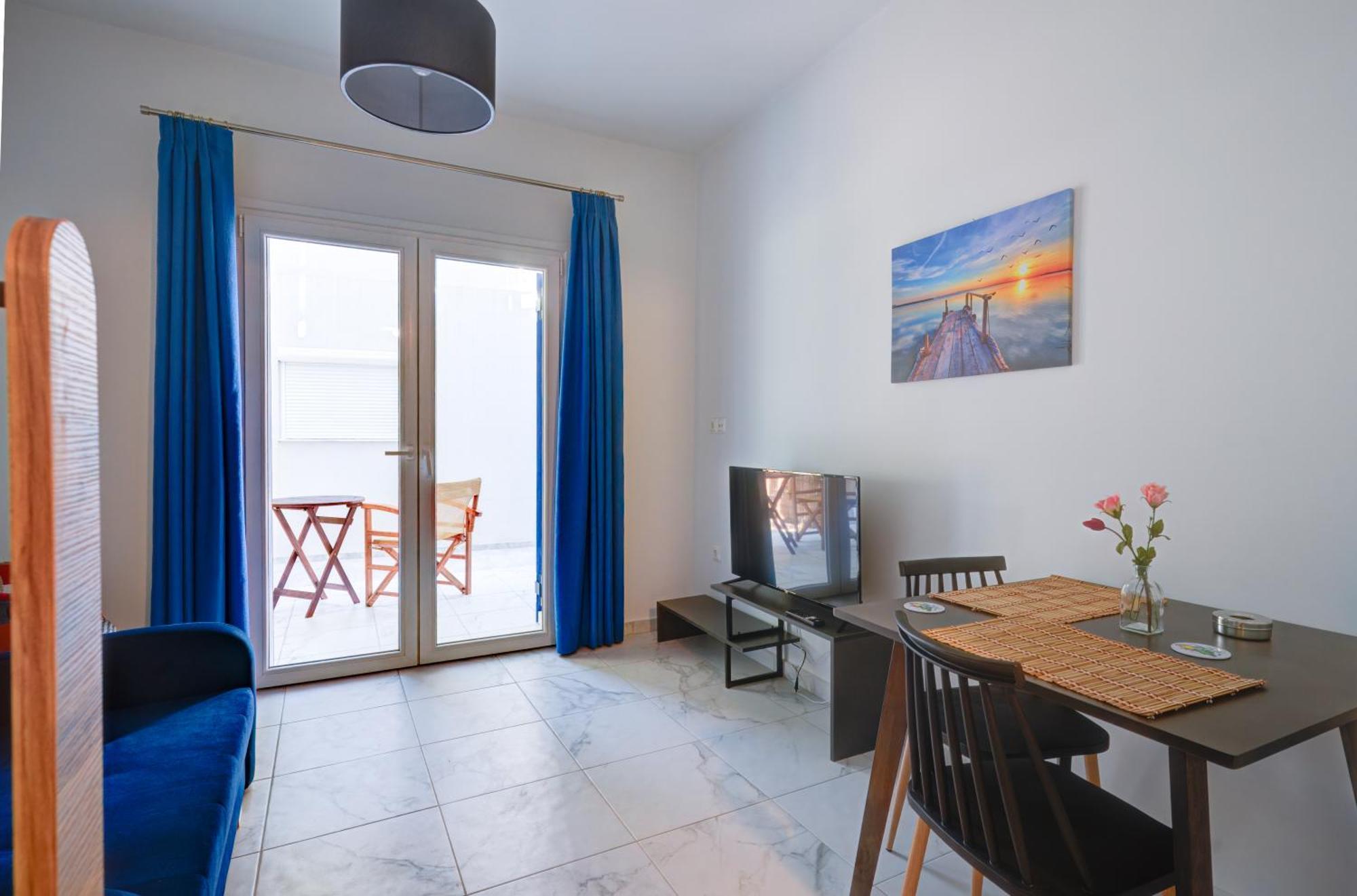 Molos Beachfront Apartments In دياكوبتو الغرفة الصورة